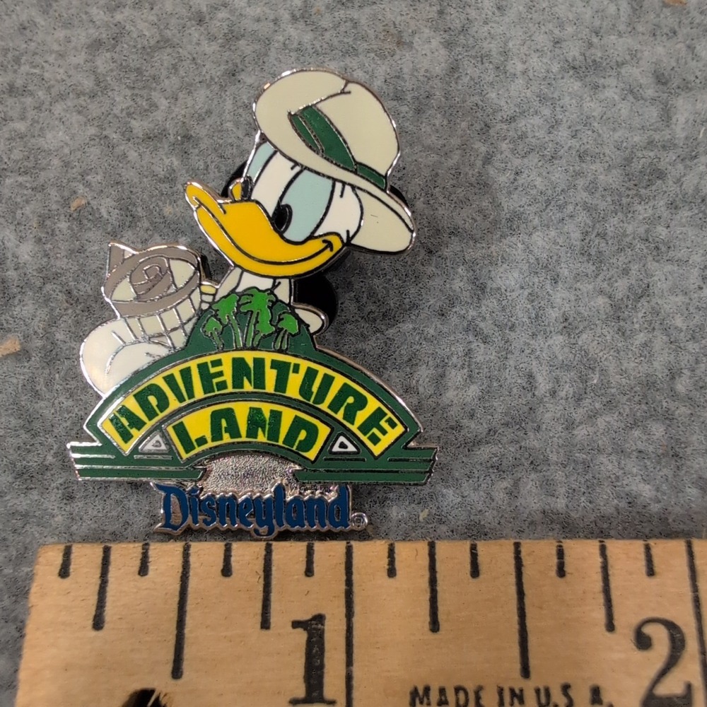 Disney Pin 2004 Donald Duck Adventureland Disneyland Safari Enamel Trading Pin - Picture 2 of 4